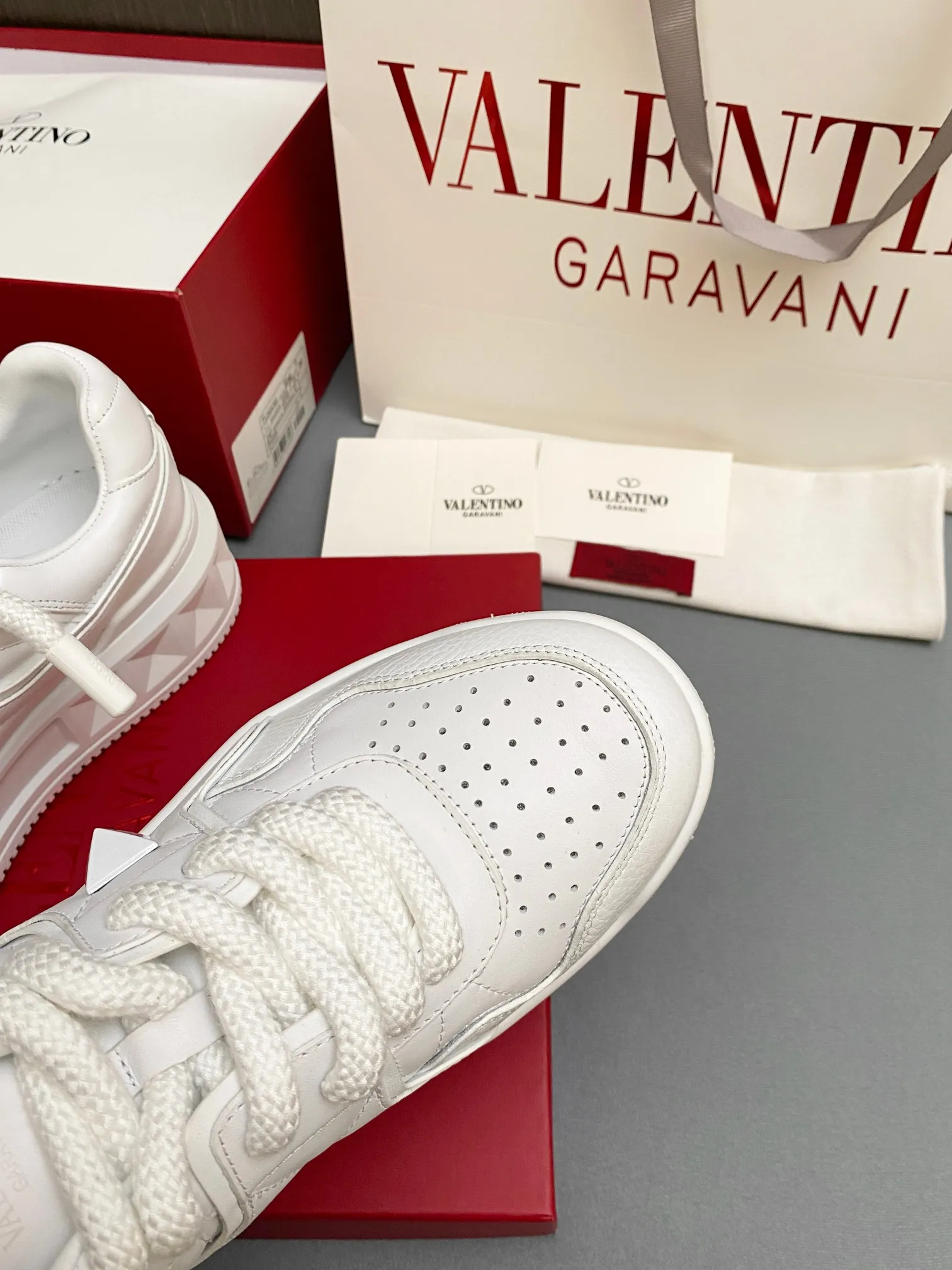 👟👟Ex-factory price 640👟👟 🔺Valentino🔺Valentino new casual shoes 2023 latest model hot style for catwalk couples, thick shoelaces, the same style as Elsa Hosk, Zhang Yixing, Guan Xiaotong and many other stars 🔥 Top version + lasting process, full oil edge on the upper. Fabric: Customized cowhide + cowhide lining with breathable mesh. Outsole: original molded TPU thickened outsole. Size for women is 35-40. Men’s size is 39-45.